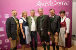 Die Aufsteirern-Veranstalter Giuseppe Perna, Astrid Perna-Benzinger, Markus Lientscher, Alexandra Lientscher mit Vizekanzler Werner Kogler und Landeshauptmann Christopher Drexler beim Aufsteirern-Empfang. © Michaela Lorber Die Aufsteirern-Veranstalter Giuseppe Perna, Astrid Perna-Benzinger, Markus Lientscher, Alexandra Lientscher mit Vizekanzler Werner Kogler und Landeshauptmann Christopher Drexler beim Aufsteirern-Empfang.