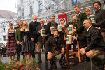 Landeshauptmann Christopher Drexler hat das Aufsteirern mit dem traditionellen Bieranstich am Grazer Hauptplatz eröffnet.