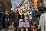 LH und Volkskulturreferent Christopher Drexler beim Aufsteirern in der Grazer Innenstadt. © Michaela Lorber LH und Volkskulturreferent Christopher Drexler beim Aufsteirern in der Grazer Innenstadt.