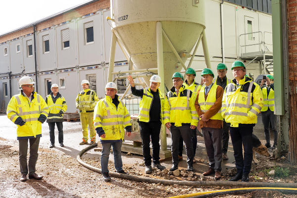 Landeshauptmann Christopher Drexler (r.), Montanuni-Rektor Wilfried Eichlseder (3.v.r.), Bergbauminister Magnus Brunner (5.v.r) und Robert Galler von Zentrum am Berg (6.v.r.) beim Besuch in Eisenerz.  © Land Steiermark