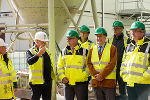Landeshauptmann Christopher Drexler (r.), Montanuni-Rektor Wilfried Eichlseder (3.v.r.), Bergbauminister Magnus Brunner (5.v.r) und Robert Galler von Zentrum am Berg (6.v.r.) beim Besuch in Eisenerz. © Land Steiermark Landeshauptmann Christopher Drexler (r.), Montanuni-Rektor Wilfried Eichlseder (3.v.r.), Bergbauminister Magnus Brunner (5.v.r) und Robert Galler von Zentrum am Berg (6.v.r.) beim Besuch in Eisenerz.
