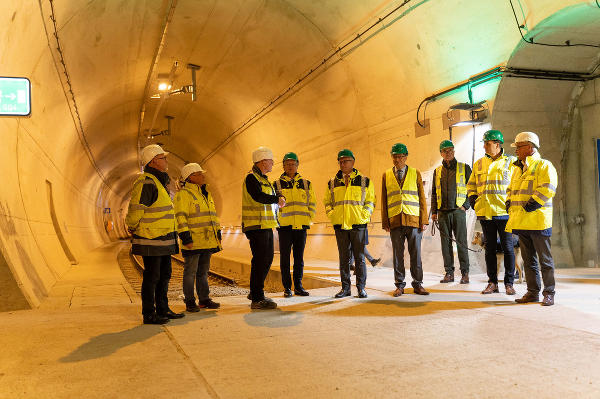 Landeshauptmann Christopher Drexler, Bergbauminister Magnus Brunner und Co. erhielten eine Führung durch das Zentrum. © Land Steiermark