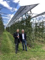Agrarlandesrat Hans Seitinger (l.) und sein Südtiroler Amtskollege Arnold Schuler (r.) besichtigen die Agri-PV-Anlage in Haidegg
