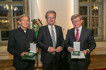 LH Christopher Drexler (M.) überreichte Hans Schullin (l.) und Herbert Beiglböck (r.) das Große Ehrenzeichen des Landes Steiermark