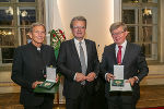 LH Christopher Drexler (M.) überreichte Hans Schullin (l.) und Herbert Beiglböck (r.) das Große Ehrenzeichen des Landes Steiermark © Bilder: Land Steiermark/Robert Frankl; Verwendung bei Quellenangabe honorarfrei LH Christopher Drexler (M.) überreichte Hans Schullin (l.) und Herbert Beiglböck (r.) das Große Ehrenzeichen des Landes Steiermark