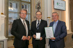 LH Christopher Drexler (l.) und LH-Stv. Anton Lang (r.) zeichneten Ärztekammerpräsident a.D. Herwig Lindner (M.) mit dem Großen Ehrenzeichen des Landes Steiermark aus. © Bilder: Land Steiermark/Robert Frankl; Verwendung bei Quellenangabe honorarfrei LH Christopher Drexler (l.) und LH-Stv. Anton Lang (r.) zeichneten Ärztekammerpräsident a.D. Herwig Lindner (M.) mit dem Großen Ehrenzeichen des Landes Steiermark aus.