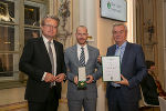 Überreichung der Steirischen Lebensrettungsmedaille am weiß-grünen Band an Michael März durch LH Christopher Drexler (l.) und LH-Stv. Anton Lang (r.). © Bilder: Land Steiermark/Robert Frankl; Verwendung bei Quellenangabe honorarfrei Überreichung der Steirischen Lebensrettungsmedaille am weiß-grünen Band an Michael März durch LH Christopher Drexler (l.) und LH-Stv. Anton Lang (r.).