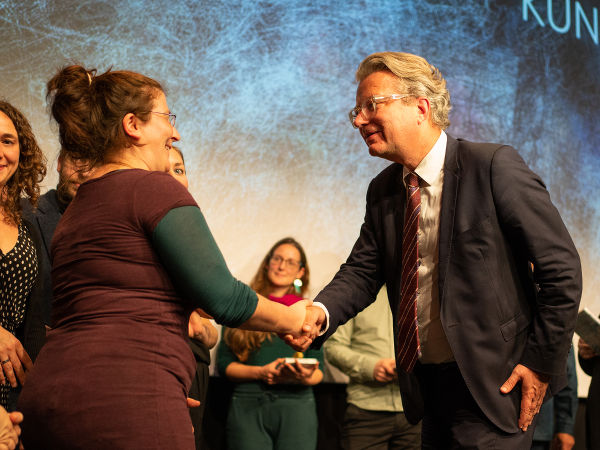 LH Drexler gratulierte den Künstlerinnen und Künstlern des Schallfeld-Ensembles zur Verleihung des Großen Interpretationspreises. ©      