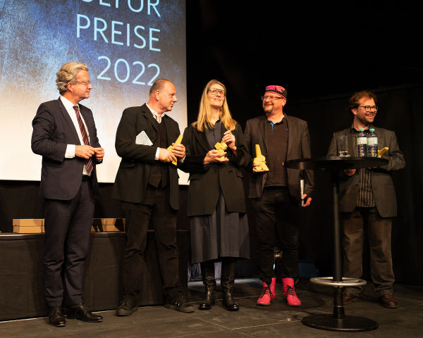 LH Christopher Drexler, Ferdinand Nagele und Anita Winkler vom Griessner Stadl sowie Archie Hochörtler und Georg Schütky (v.l.) ©      