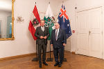 LH Christopher Drexler (l.) mit S.E. Richard Sadleir. © LandSteiermark/Binder, bei Quellenangabe honorarfrei