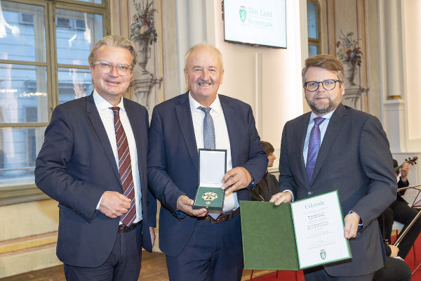 Bgm. a.D. Josef Doupona (M.) wurde von Landeshauptmann Christopher Drexler (l.) und Klubobmann Hannes Schwarz (r.) mit dem Großen Ehrenzeichen des Landes Steiermark ausgezeichnet. ©      