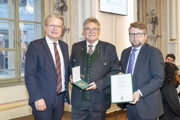 Bgm. a.D. Johann Fritz (M.) wurde von Landeshauptmann Christopher Drexler (l.) und Klubobmann Hannes Schwarz (r.) mit dem Großen Ehrenzeichen des Landes Steiermark ausgezeichnet. ©      