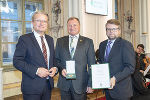 Bgm. a.D. Rudolf Rauch (M.) wurde von Landeshauptmann Christopher Drexler (l.) und Klubobmann Hannes Schwarz (r.) mit dem Großen Ehrenzeichen des Landes Steiermark ausgezeichnet. Bgm. a.D. Rudolf Rauch (M.) wurde von Landeshauptmann Christopher Drexler (l.) und Klubobmann Hannes Schwarz (r.) mit dem Großen Ehrenzeichen des Landes Steiermark ausgezeichnet.