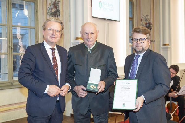 Bgm. a.D. Ernst Schnedlitz (M.) wurde von Landeshauptmann Christopher Drexler (l.) und Klubobmann Hannes Schwarz (r.) mit dem Großen Ehrenzeichen des Landes Steiermark ausgezeichnet. ©      