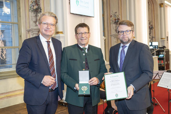 Bgm. a.D. Bernhard Spitzer (M.) wurde von Landeshauptmann Christopher Drexler (l.) und Klubobmann Hannes Schwarz (r.) mit dem Großen Ehrenzeichen des Landes Steiermark ausgezeichnet. ©      