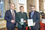 Bgm. a.D. Bernhard Spitzer (M.) wurde von Landeshauptmann Christopher Drexler (l.) und Klubobmann Hannes Schwarz (r.) mit dem Großen Ehrenzeichen des Landes Steiermark ausgezeichnet.