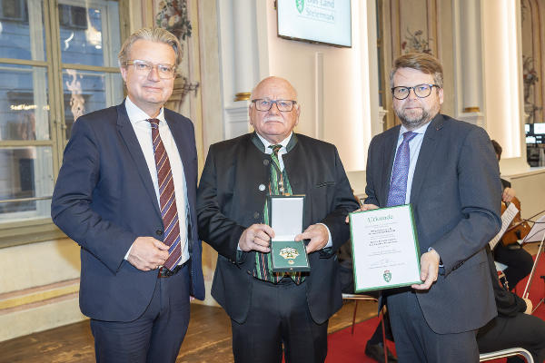 Bgm. a.D. Herbert Weinrauch (M.) wurde von Landeshauptmann Christopher Drexler (l.) und Klubobmann Hannes Schwarz (r.) mit dem Großen Ehrenzeichen des Landes Steiermark ausgezeichnet. © Fotos: Foto Fischer/Stelzl; bei Quellenangabe honorarfrei