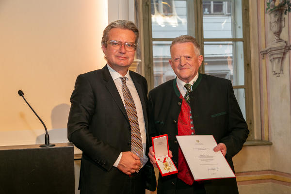 LH Christopher Drexler überreichte Landeskommandant a.D. Alois Fötsch das Goldene Verdienstzeichen der Republik Österreich. ©      