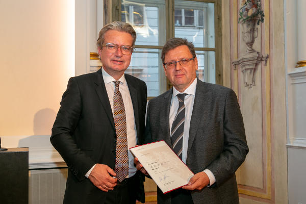 LH Christopher Drexler überreichte Günter Felsberger den Berufstitel „Regierungsrat“. ©      