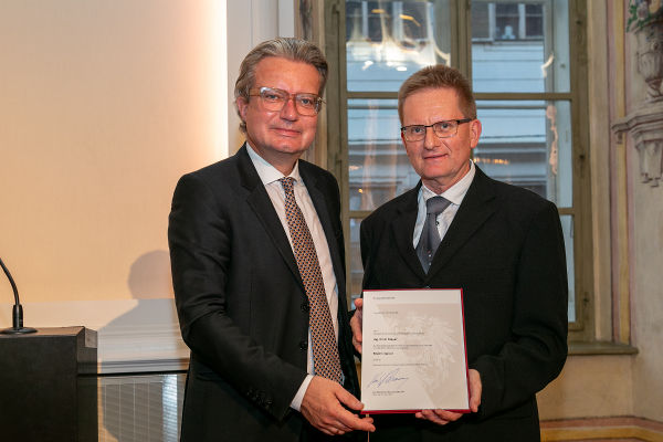 Ernst Mayer bekam von LH Christopher Drexler den Berufstitel „Regierungsrat“ überreicht. ©      