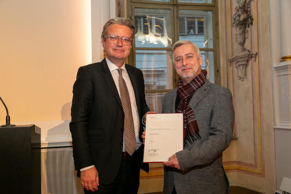 LH Christopher Drexler überreichte Alfred Haidacher den Berufstitel „Professor“. ©      