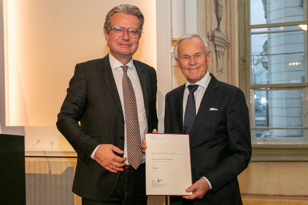 Dieter Pochlatko wurde von LH Christopher Drexler mit dem Berufstitel „Professor“ ausgezeichnet. © Alle Fotos: Land Steiermark/Robert Frankl; bei Quellenangabe honorarfrei