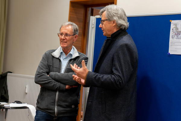 Bgm. Werner Kirchsteiger und BH Andreas Weitlaner im Raum des Krisenstabs. © Land Steiermark/Robert Binder; Verwendung bei Quellenangabe honorarfrei