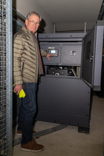 Bgm. Werner Kirchsteiger beim Notstromgerät der Marktgemeinde Hausmannstätten, durch das die essenziellen Gemeindeeinrichtungen auch bei einem langandauernden Stromausfall versorgt werden können. © Land Steiermark/Robert Binder; Verwendung bei Quellenangabe honorarfrei