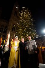 Bgm. Michael Ludwig und LH Christopher Drexler bei der Illuminierung des Weihnachtsbaums auf dem Wiener Rathausplatz.