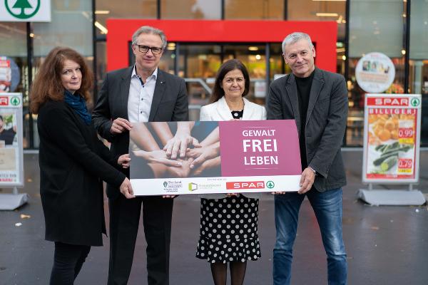 Soziallandesrätin Doris Kampus, SPAR Steiermark-Geschäftsführer Christoph Holzer sowie Michaela Gosch (Frauenhäuser, links) und Christian Scambor (Männerinfo, rechts) bei der Präsentation der Gewaltschutzkampagne, die ab 25.11. in allen SPAR-Standorten in der Steiermark fortgesetzt wird. © Land Steiermark/Peter Drechsler; Verwendung bei Quellenangabe honorarfrei