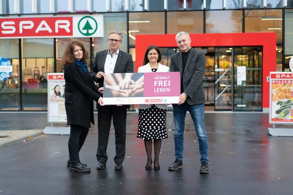 Soziallandesrätin Doris Kampus, SPAR Steiermark-Geschäftsführer Christoph Holzer sowie Michaela Gosch (Frauenhäuser, links) und Christian Scambor (Männerinfo, rechts) bei der Präsentation der Gewaltschutzkampagne, die ab 25.11. in allen SPAR-Standorten in der Steiermark fortgesetzt wird. © Land Steiermark/Peter Drechsler; Verwendung bei Quellenangabe honorarfrei