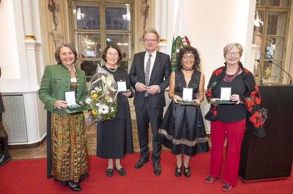 Roswitha Fiedler, Gertrud Kaltenbäck, LH Christopher Drexler, Andrea Egger-Dörres, Gertrud Kurz (v.l.). © Fischer/ Land Steiermark
