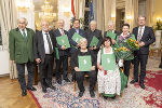 Gerald Schöpfer, Bernhard Pelzl, Friedrich Ohnewein, Felix Breisach, Christian Wehrschütz, Hans und Christine Fürst, LH Christopher Drexler (hinten von links), Stefanie Werger, Eva-Maria Lipp (vorne von links). © Fischer/ Land Steiermark