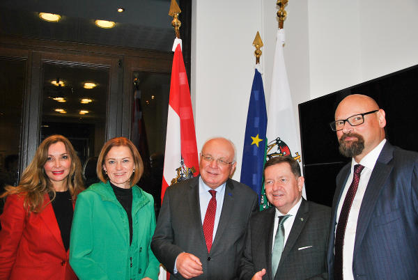 Michaela Petz-Michez, Simone Schmiedtbauer, Franz Schausberger, Werner Amon, Erich Korzinek (v.l.) ©      
