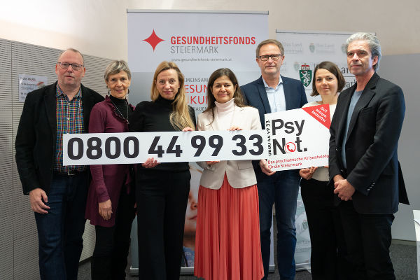 Präsentation der 24-Stunden-Notfall-Hotline „PsyNot“: Michael Koren (Gesundheitsfonds Steiermark), Susanne Krainz (Psychiatriekoordinatorin Gesundheitsfonds), Landesrätin Juliane Bogner-Strauß, Landesrätin Doris Kampus, Günter Klug (Psychosoziale Dienste Steiermark), Projektleiterin Ulrike Walch und Leo Payr (Psychosoziale Dienste Steiermark) (v.l.). © Land Steiermark/Robert Binder; Verwendung bei Quellenangabe honorarfrei