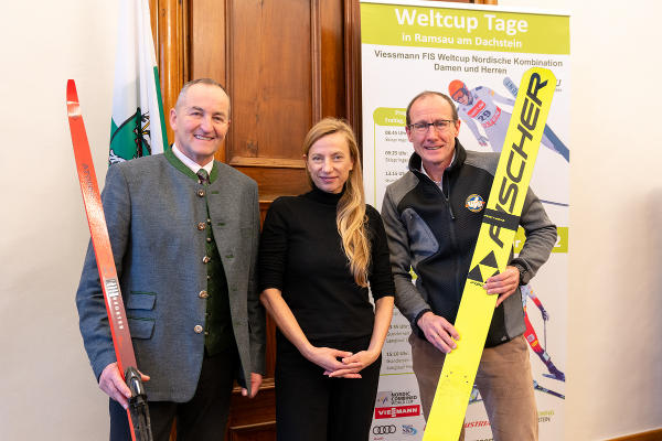 Bürgermeister Ernst Fischbacher, Sportlandesrätin Juliane Bogner-Strauß und der OK-Chef des Weltcups in Ramsau am Dachstein, Alois Stadlober, präsentierten das Programm des FIS Weltcups. © Land Steiermark/Binder; bei Quellenangabe honorarfrei