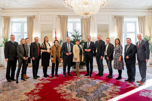 Vertreterinnen und Vertreter der Holzwelt Murau beim Besuch im Weißen Saal der Grazer Burg. © LandSteiermark/Binder, bei Quellenangabe honorarfrei