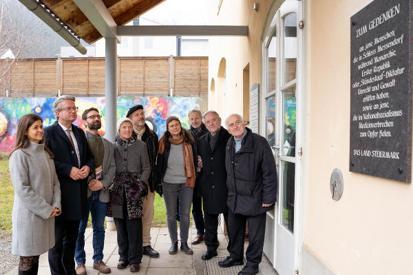 LH Christopher Drexler und LR Doris Kampus (l.) und Co. beim Besuch der Gedenkstätte in Graz-St. Peter. © Land Steiermark