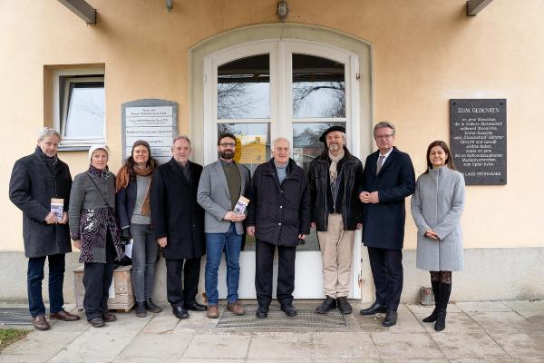 LH Christopher Drexler, LR Doris Kampus (r.) und Co. beim Besuch der Gedenkstätte in Graz-St. Peter. © Land Steiermark