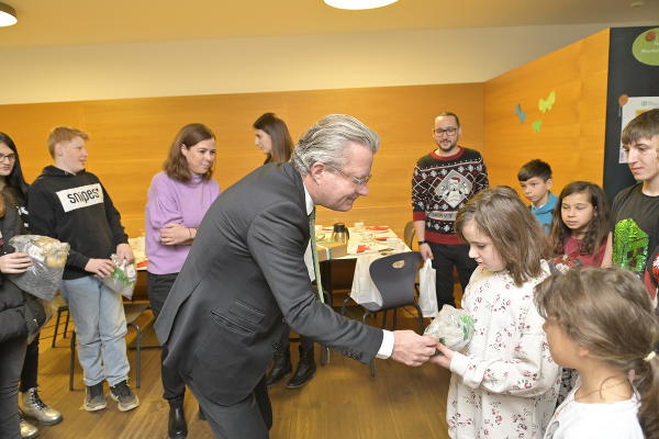 Weihnachtsbesuch: LH Christopher Drexler übergibt im SOS-Kinderdorf in Stübing ein Geschenk. © Bilder: Land Steiermark/FotoFischer; Verwendung bei Quellenangabe honorarfrei