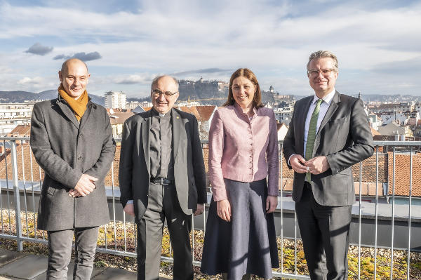 Weihnachtsbesuch bei der Arche 38: Caritas-Abteilungsleiter Michael Lintner, Bischof Wilhelm Krautwaschl, Caritas-Direktorin Nora Tödtling-Musenbichler und LH Christopher Drexler (v.l.). © Bilder: Land Steiermark/FotoFischer; Verwendung bei Quellenangabe honorarfrei