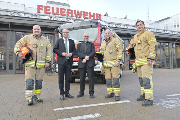Weihnachtsbesuch bei der Berufsfeuerwehr Graz: Offizier Wonner, LH Christopher Drexler, Bischof Wilhelm Krautwaschl, Inspektionsbrandmeister Fuchsbichler und Offizier Trampusch (v.l.). © Bilder: Land Steiermark/FotoFischer; Verwendung bei Quellenangabe honorarfrei