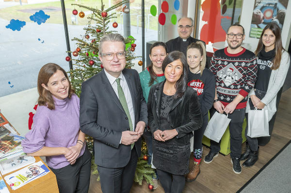 Weihnachtsbesuch: LH Christopher Drexler mit den Mitarbeiterinnen und Mitarbeitern im SOS-Kinderdorf. © Bilder: Land Steiermark/FotoFischer; Verwendung bei Quellenangabe honorarfrei