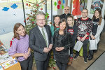 Weihnachtsbesuch: LH Christopher Drexler mit den Mitarbeiterinnen und Mitarbeitern im SOS-Kinderdorf.