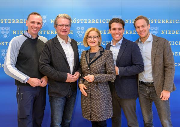 Landesrat Jochen Danninger, Landeshauptmann Christopher Drexler, Landeshauptfrau Johanna Mikl-Leitner und die beiden Unternehmer Michael Niederer und Andreas Wessely bei der Pressekonferenz zur Zusammenarbeit für die Weiterentwicklung der Region Semmering (v.l.n.r.). © NLK Burchhart