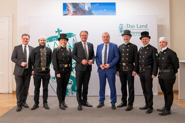 Die Delegation der steirischen Rauchfangkehrerinnung: Landesinnungsgeschäftsführer Johannes Weiss, Rauchfangkehrergeselle Michael Pfundner, Landesinnungsmeister-Stellvertreterin Andrea Frais, LH Christopher Drexler, LH-Stv. Anton Lang, Landesinnungsmeister Christian Plesar, Landesinnungsmeister-Stellvertreter Harald Haider und Rauchfangkehrergesellin Selina Url (v.l.) © Land Steiermark/Binder; bei Quellenangabe honorarfrei