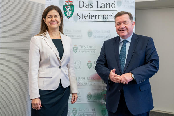 Soziallandesrätin Doris Kampus und Bildungslandesrat Werner Amon stellten am Freitag das neue Modell der Schulassistenz für den Pflichtschulbereich in der Steiermark vor. © Land Steiermark/Robert Binder; Verwendung bei Quellenangabe honorarfrei