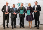 Den neuen Bezirkshauptleuten Heinz Schwarzbeck (3.v.l.) und Kerstin Raith-Schweighofer (4.v.l.) überreichten Landeshauptmann Christopher Drexler (r.), Landeshauptmann-Stellvertreter Anton Lang (l.) und Personallandesrat Werner Amon (2.v.l.) ihre offiziellen Bestellungsdekrete.