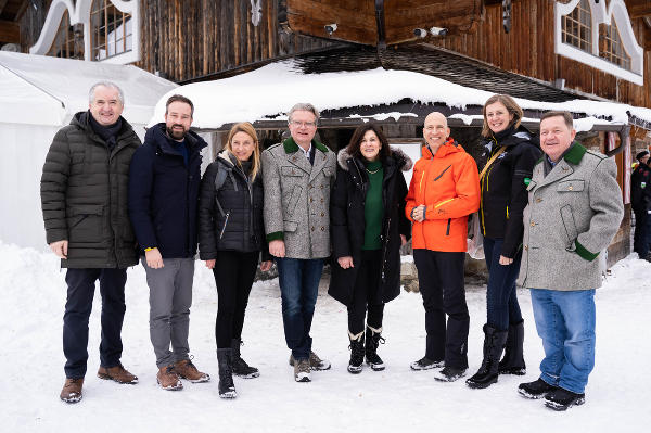 Staatsminister Thomas Schmidt, LR Stefan Schnöll, LR Juliane Bogner-Strauß, LH Christopher Drexler, Botschafterin Victoria Kennedy, BM Martin Kocher, LR Eibinger-Miedl, LR Amon vor der Schafalm © Land Steiermark