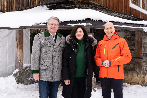 LH Christopher Drexler, Botschafterin Victoria Kennedy, Bundesminister Martin Kocher vor der Schafalm © Land Steiermark